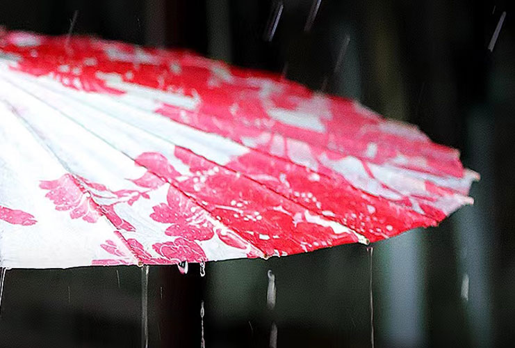 Can paper umbrellas protect against rain
