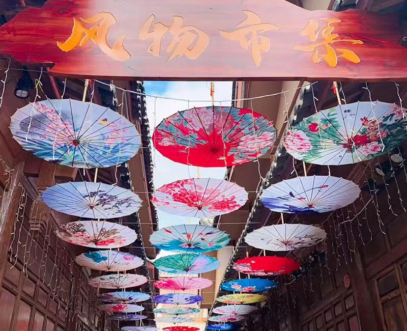 The use of paper parasol in ancient town decoration