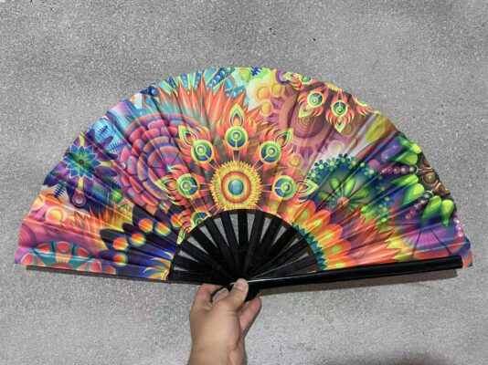 How to open a hand fan quickly?